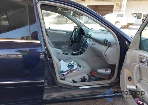 2006 Mercedes-Benz C 230 Sport z USA, uszkodzony, nr VIN WDBRF52H36A857758